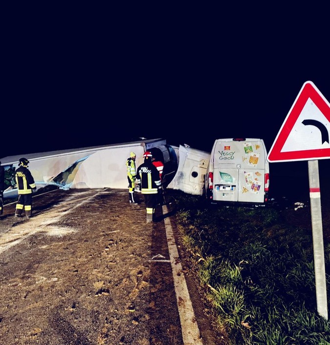 Frontale sulla provinciale 161 a Villafalletto: ferito il conducente di un furgone