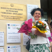 Ida Palmieri raggiante dopo il diploma conseguito a 44 anni