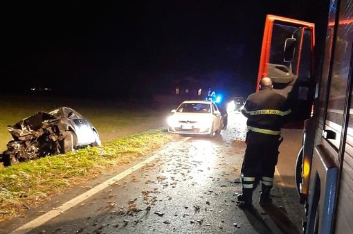 Auto fuori strada lungo la “Via dei Boschi”, a Saluzzo: ferito seriamente un 26enne