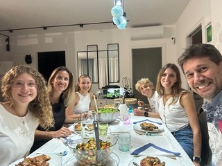 Dario Ferrante festeggia con la sua famiglia cuneese Dario Ferrante festeggia con la sua famiglia cuneese