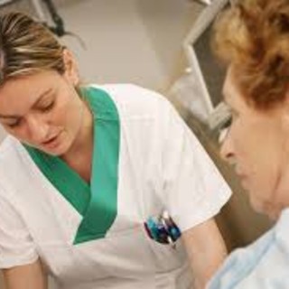 In Europa oltre l’85% degli infermieri è donna e circa 7 professionisti su 10 segnalano difficoltà nel conciliare turni di lavoro e vita familiare