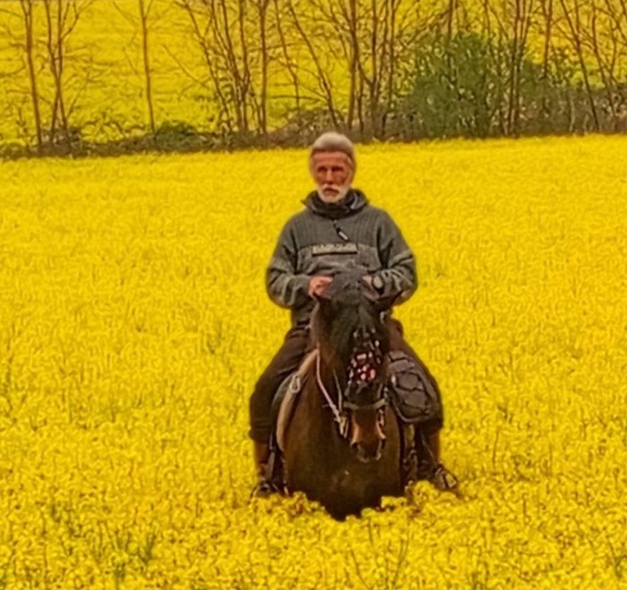 Il Cavaliere del Bandito Giorgio Revelli tra fiori di colza