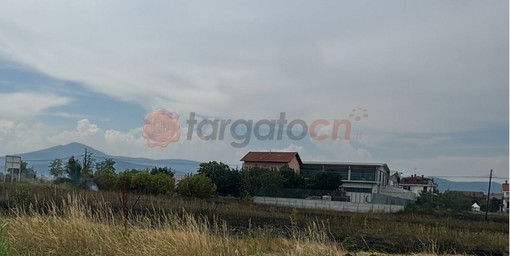 In fiamme un campo di grano tra Tarantasca e Busca: vigili del fuoco in azione