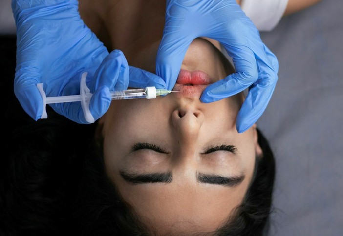 Photoaging e perdita di volumi post-estate: le strategie di medicina estetica per ripristinare il turgore del viso Photoaging e perdita di volumi post-estate: le strategie di medicina estetica per ripristinare il turgore del viso