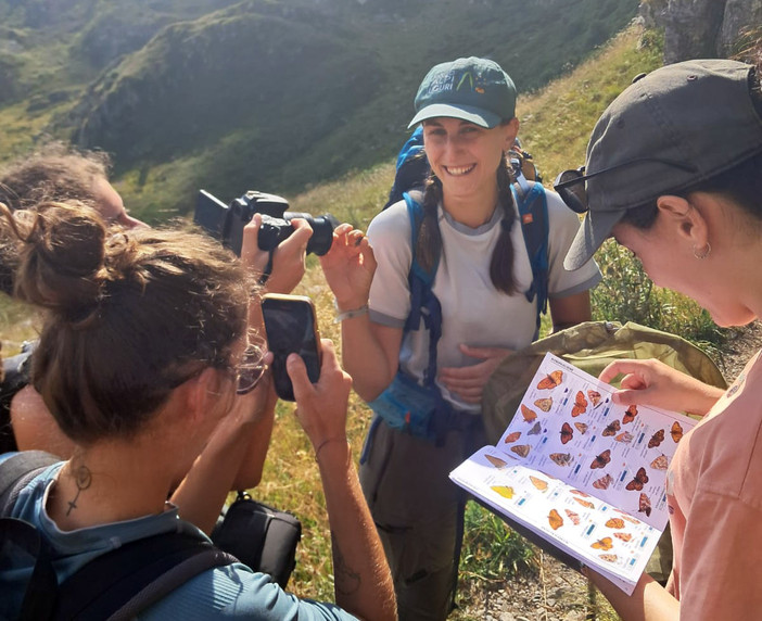 Alla scoperta degli impollinatori: un'escursione per famiglie in cui si impara a diventare sentinelle della biodiversità Alla scoperta degli impollinatori: un'escursione per famiglie in cui si impara a diventare sentinelle della biodiversità