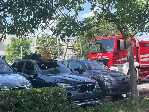 Cuneo, incendio auto nel parcheggio dell'Ipercoop