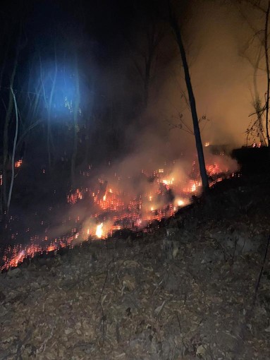 Le immagini dell'incendio a Villar San Costanzo