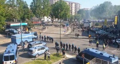 Un momento degli incidenti avvenuti ieri prima del derby Un momento degli incidenti avvenuti ieri prima del derby