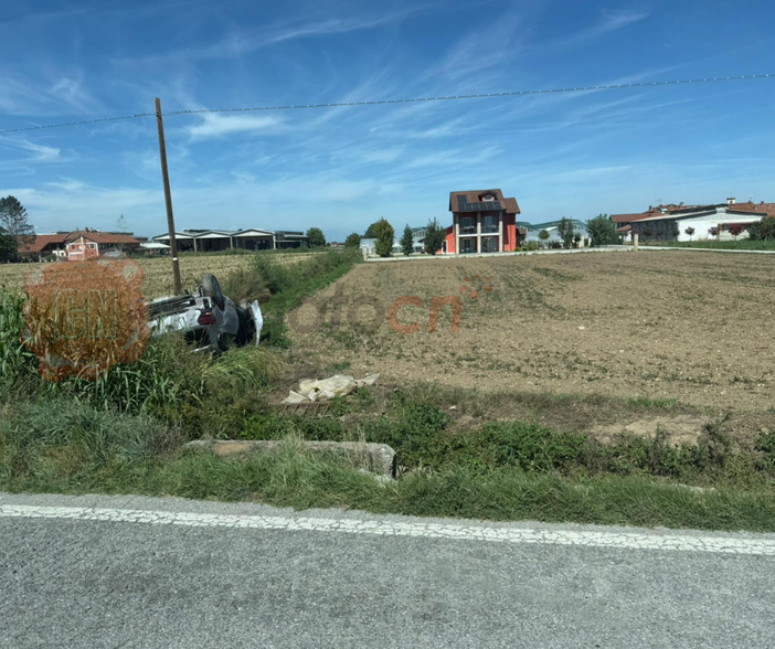 Incidente in via Villafalletto a Fossano: auto carambola nel prato Incidente in via Villafalletto a Fossano: auto carambola nel prato