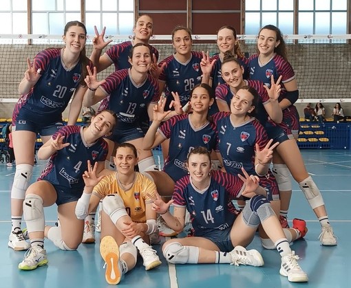 Le pumine festeggiano a fine gara (foto Mondovì Volley) Le pumine festeggiano a fine gara (foto Mondovì Volley)