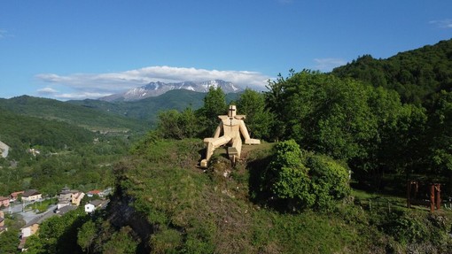 Roccavione, la Rocca di San Sudario ha un nuovo "guardiano" gigante