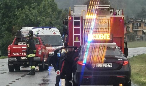 Scontro tra due auto in via XI Settembre a Borgo San Dalmazzo, una finisce nel campo