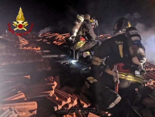 Incendio camino brucia il tetto a casa abitata da francesi in frazione Ca di Lu di San Benedetto Belbo