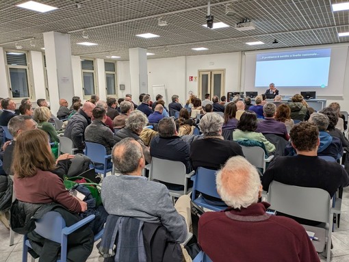 Urbanistica e distanze cimiteriali: 100 fra amministratori e tecnici all'incontro organizzato dal Patto Civico