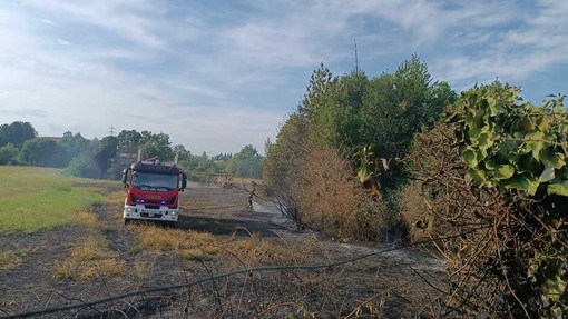 Chiusa Pesio, vasto incendio di sterpaglie in Regione Vigne Soprane: intervenuti quattro mezzi Chiusa Pesio, vasto incendio di sterpaglie in Regione Vigne Soprane: intervenuti quattro mezzi