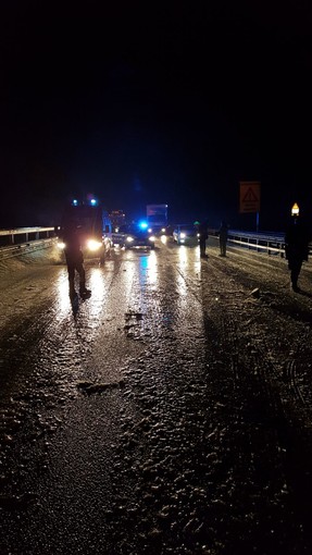 Un altro incidente sulla Torino-Savona all'altezza di Fossano: auto tampona camion, 4 feriti