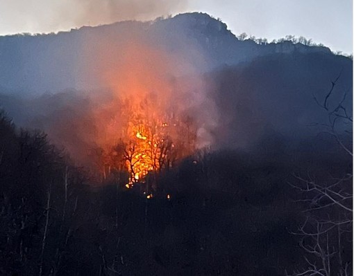 Incendi boschivi a Frabosa Soprana: notte di lavoro per Vigili del Fuoco e AIB