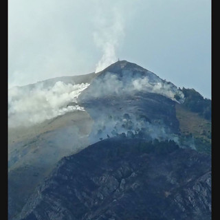 Incendio sul Monte Piastra, chiusa la strada verso il Santuario della Madonna del Colletto