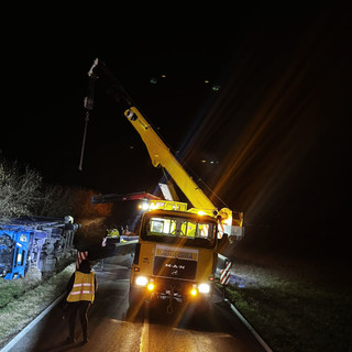 Autoarticolato si ribalta: chiusa la provinciale 661 tra Narzole e Cherasco