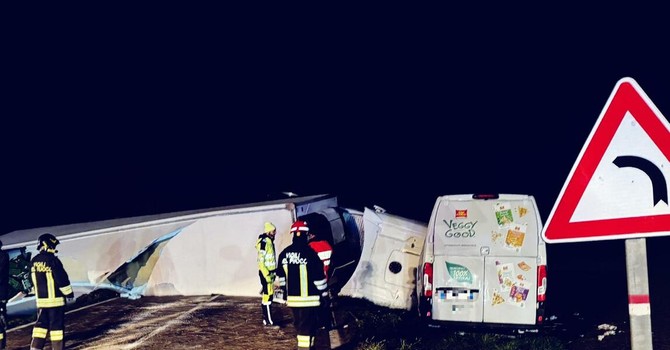 Frontale sulla provinciale 161 a Villafalletto: ferito il conducente di un furgone Frontale sulla provinciale 161 a Villafalletto: ferito il conducente di un furgone