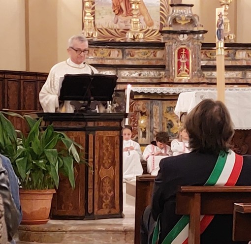 L’abbraccio della Diocesi albese a don Gianni Manzone e don Angelo Carosso L’abbraccio della Diocesi albese a don Gianni Manzone e don Angelo Carosso