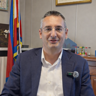 Il sindaco Matteo Ravera nel suo ufficio durante l'intervista