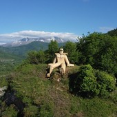 Roccavione, la Rocca di San Sudario ha un nuovo "guardiano" gigante