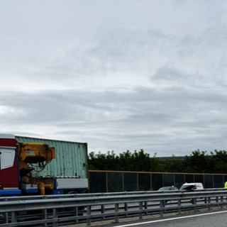Camion contro guard rail sull'autostrada tra lo svincolo di Cuneo e Fossano