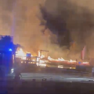 Le impressionanti immagini del rogo: incendio distrugge un magazzino di pellet e pallet a Vezza d'Alba [VIDEO]