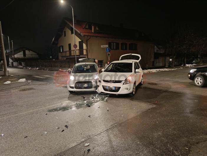 Borgo San Dalmazzo, due incidenti in quattro giorni in via Asti all'incrocio con via Tesoriere: “E' pericoloso, servono dossi permanenti” [FOTO]