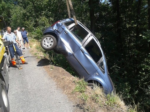 Incidente in borgata Becetto a Sampeyre: ecco le immagini del recupero dell'auto finita in un burrone