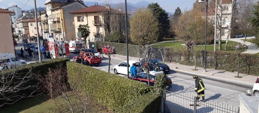 Violento tamponamento in corso Barale a Borgo San Dalmazzo, divelto un albero