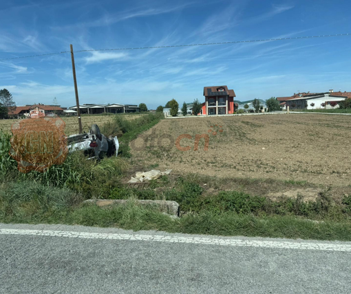 Incidente in via Villafalletto a Fossano: auto carambola nel prato Incidente in via Villafalletto a Fossano: auto carambola nel prato