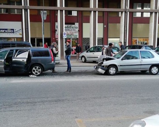 Tamponamento in corso Nizza a Cuneo: quattro vetture coinvolte, nessun ferito