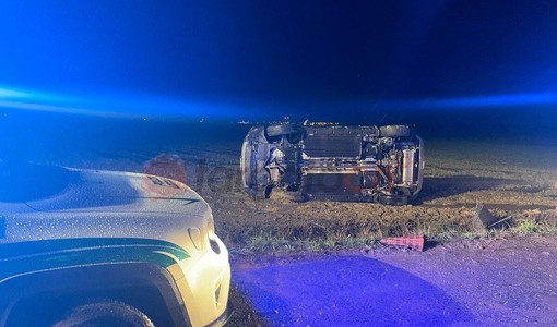 Bra, auto fuori strada sulla provinciale 294: due feriti lievi