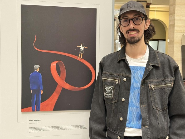 Marco di Molfetta con il manifesto esposto a Milano nella mostra "Continuiamo a fare rumore" dedicato a Giulia Cecchettin Marco di Molfetta con il manifesto esposto a Milano nella mostra "Continuiamo a fare rumore" dedicato a Giulia Cecchettin