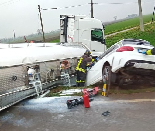 Incidente sulla provinciale tra Savigliano e Marene: coinvolte due auto e un camion cisterna