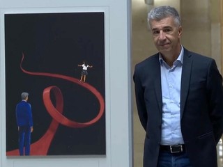 Gino Cecchettin papà di Giulia con il manifesto realizzato da Marco Di Molfetta Gino Cecchettin papà di Giulia con il manifesto realizzato da Marco Di Molfetta