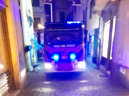 In fiamme una canna fumaria in centro a Dogliani: intervengono i Vigili del Fuoco