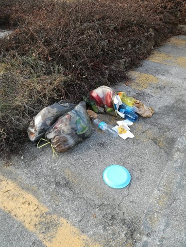 Continui episodi di abbandono di immondizia in piazza San Defendente a Confreria