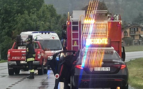 Scontro tra due auto in via XI Settembre a Borgo San Dalmazzo, una finisce nel campo