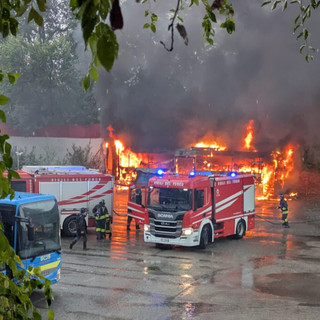 Incendio al deposito dei bus ad Alba: fiamme e alta colonna di fumo Incendio al deposito dei bus ad Alba: fiamme e alta colonna di fumo