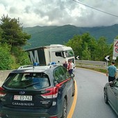 Autoarticolato fuori strada a Pornassio, Statale 28 bloccata