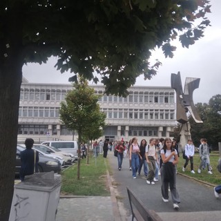 Saluzzo: in 5mila in classe questa mattina tra superiori, medie, primarie e scuole dell’infanzia