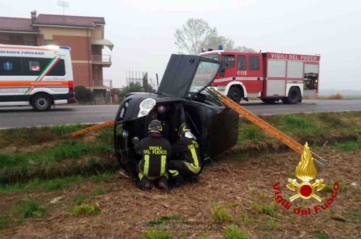 Un altro incidente a Fossano, auto sbanda ed esce dalla carreggiata in via Ceresolia