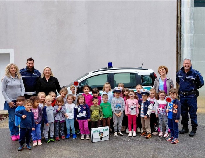 Educazione civica e stradale alla scuola dell’infanzia di Sampeyre Educazione civica e stradale alla scuola dell’infanzia di Sampeyre