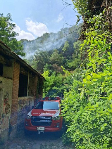 Barge, torna a bruciare l'area sotto il castello vecchio: vigili del fuoco e volontari in azione Barge, torna a bruciare l'area sotto il castello vecchio: vigili del fuoco e volontari in azione