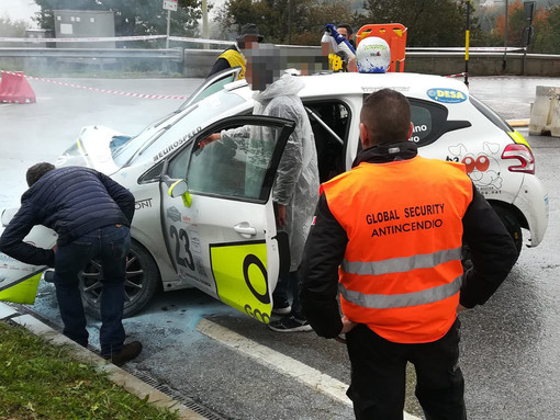 Incidente al Rally del Piemonte: auto esce fuori strada a Battifollo, ferito il navigatore