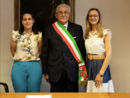 Il sindaco di Cavallerleone Marcellino Peretti insieme alle due giovani assessore che costituiscono la sua giunta