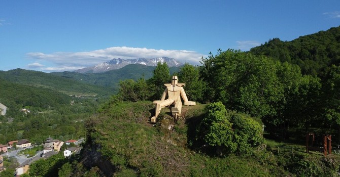 Roccavione, la Rocca di San Sudario ha un nuovo "guardiano" gigante Roccavione, la Rocca di San Sudario ha un nuovo "guardiano" gigante